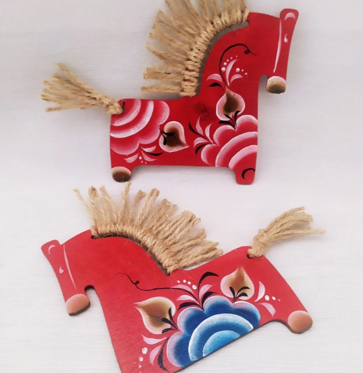 Конь с уральскими украсами: роспись деревянной игрушки-сувенира - МИЕ