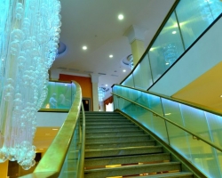Интерьер украшают чешские люстры в виде стеклянных шариков-пузырей