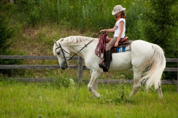Детский конный лагерь "Летние приключения в Конеграде" (8+)