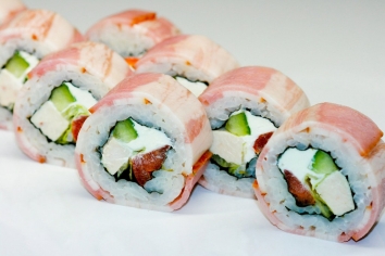 Ролл с беконом