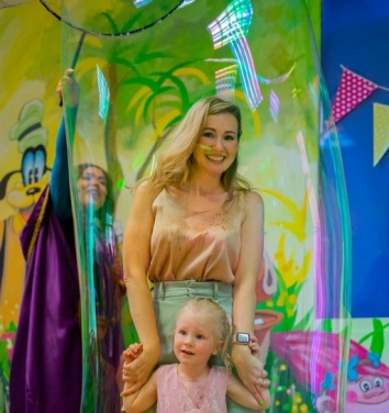 Шоу мыльных пузырей с погружением в гигантский пузырь