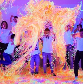 Неоновое бумажное шоу в Екатеринбурге