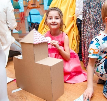 МАСТЕР-КЛАСС ПО ДЕКОРИРОВАНИЮ КАРТОННЫХ ЗАМКОВ В ЕКАТЕРИНБУРГЕ