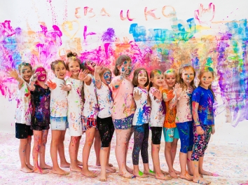 Яркий выпускной для школьников и ребят из детского сада. 