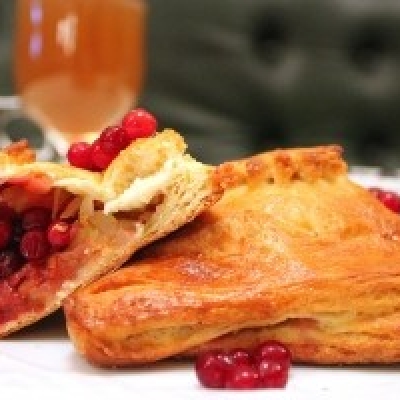 Штоллетка с брусникой и яблоком